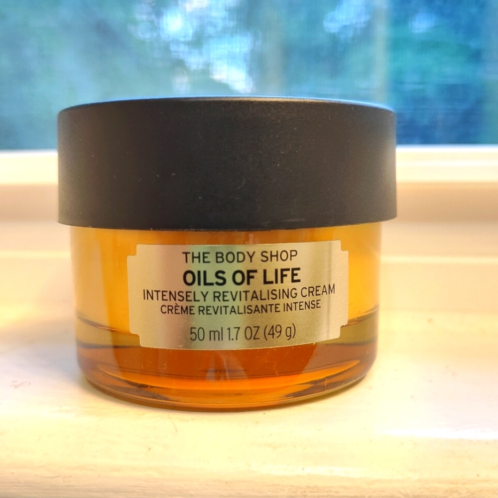 The Body Shop Oils of Life Intensely Revitalising Cream